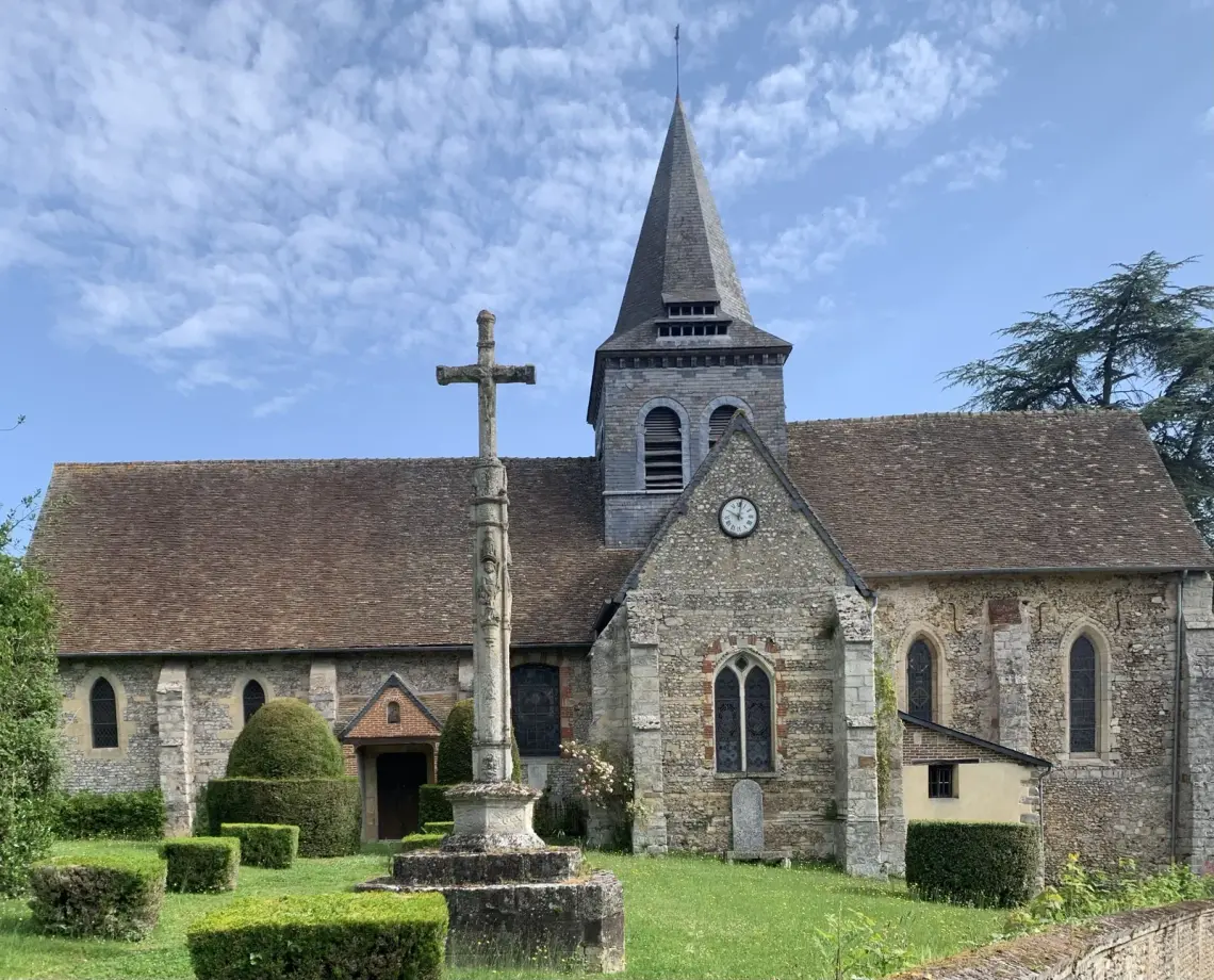 L'église et son calvaire, remis en valeur par la séance de nettoyage bénévole