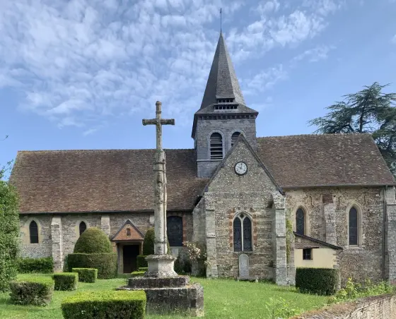 L'église et son calvaire, remis en valeur par la séance de nettoyage bénévole