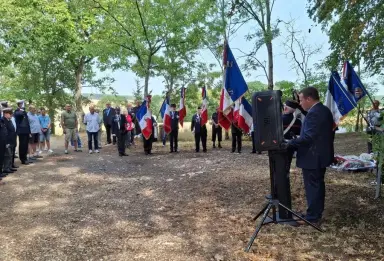 Cérémonie du 15 août à la ferme des Kroumirs : porte-drapeaux des anciens combattants et prise de parole devant les gerbes déposées.