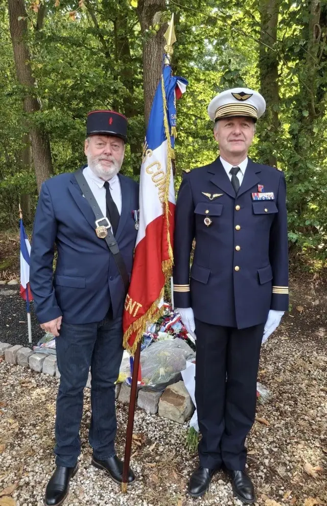 Un porte-drapeau des anciens combattants de Saint-Denis-le-Ferment et un officier en uniforme, devant la stèle des Kroumirs.