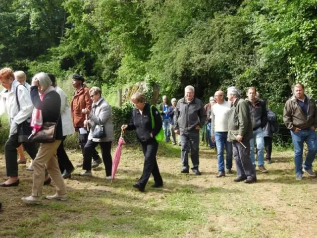 Groupe de personnes rassemblées en extérieur