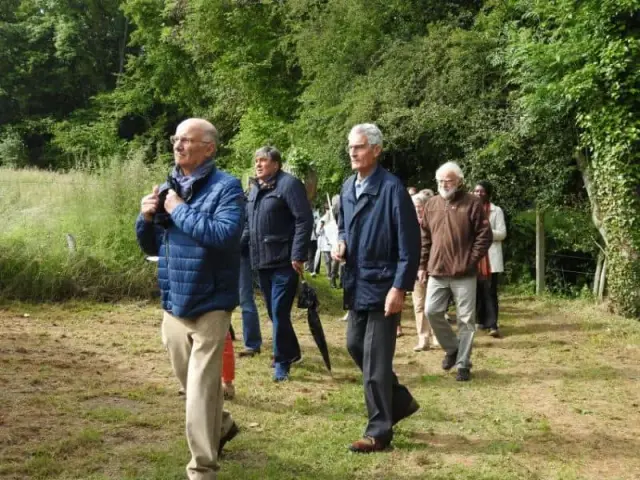 Groupe de personnes en extérieur