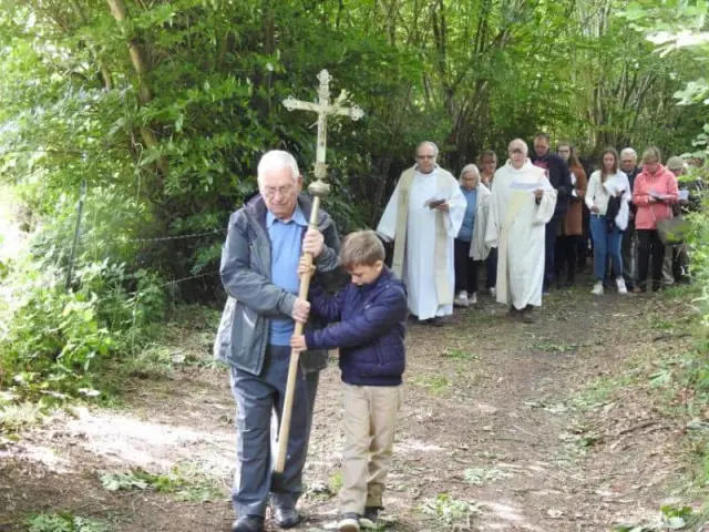 Personnes marchant sur un chemin herbeux