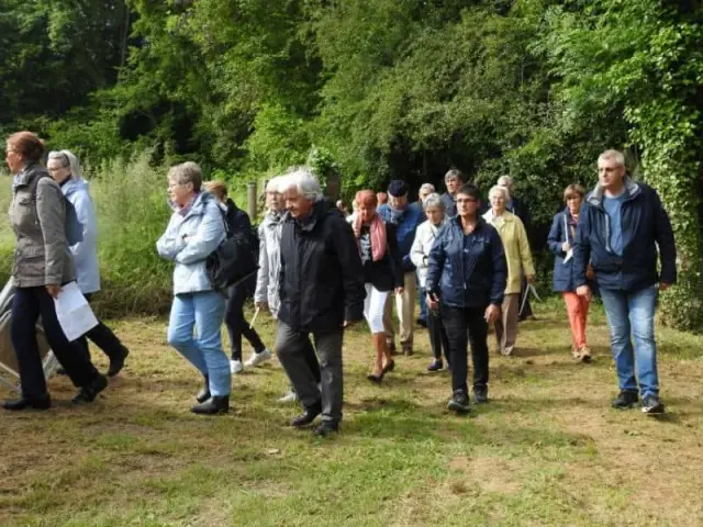 Groupe de personnes en extérieur
