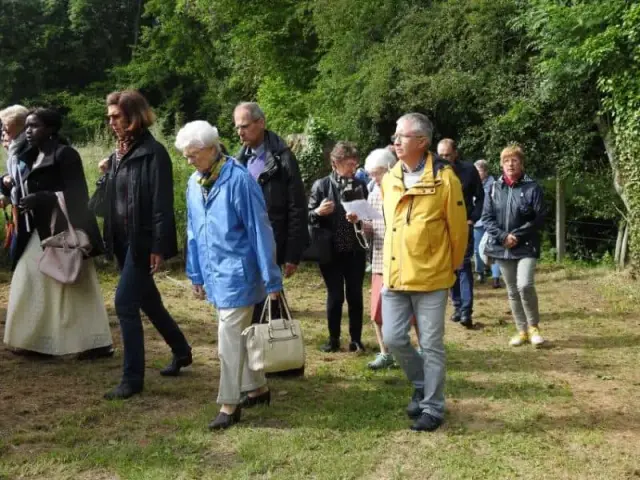 Personnes près d'une croix de chemin en extérieur