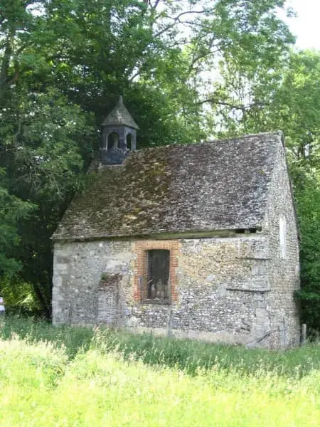Petit bâtiment ancien isolé dans la verdure