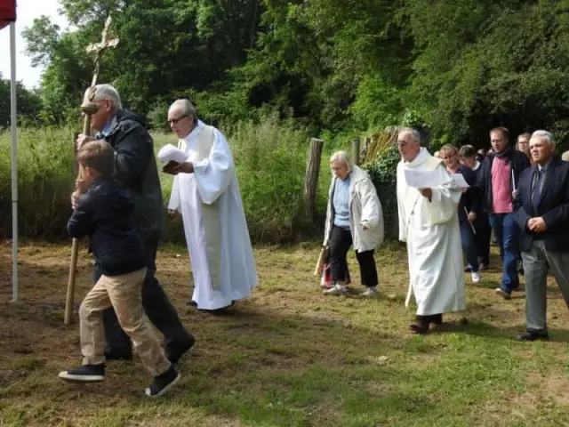Personnes en robe claire de cérémonie en extérieur