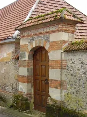 Petite chapelle en brique au toit pentu