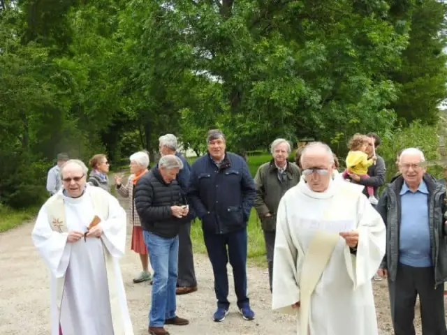 Groupe de personnes dont une en robe claire