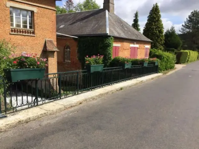 Maison en brique au bord d'une rue