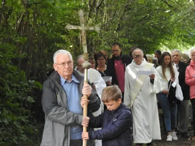 Personnes âgées discutant en extérieur