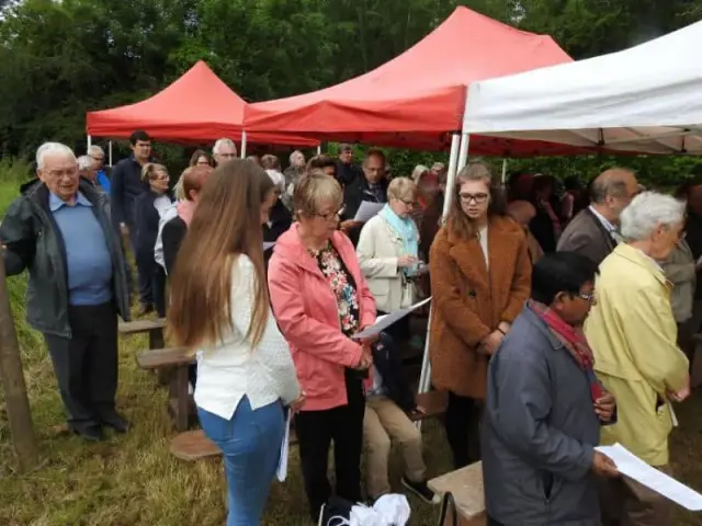 Foule sous des tentes rouges lors d'un marché