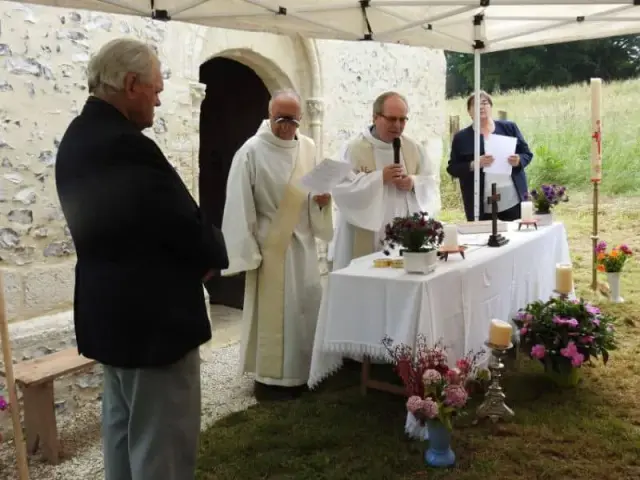 Personnes autour d'une table sous une tente