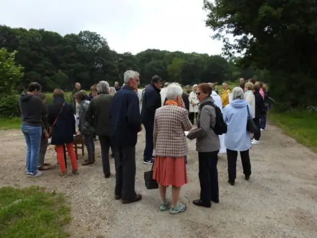 Groupe de personnes dans un espace vert arboré