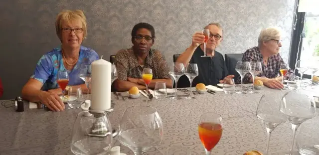 Personnes attablées en extérieur lors d'un repas