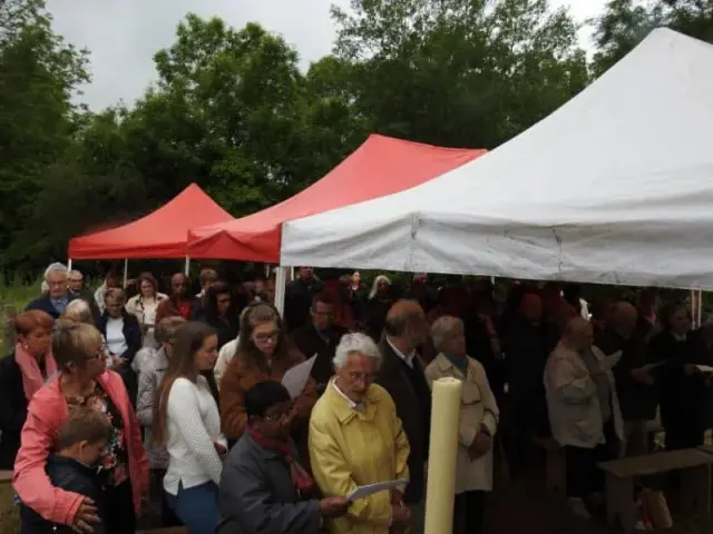 Foule et tentes rouges lors d'un événement