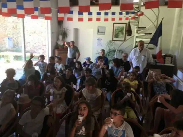 Foule dans une salle aux baies vitrées