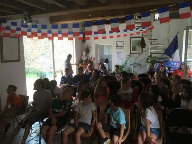 Assemblée sous décor tricolore dans une salle festive