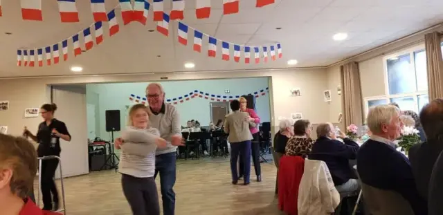 Personnes debout dans une salle décorée tricolore