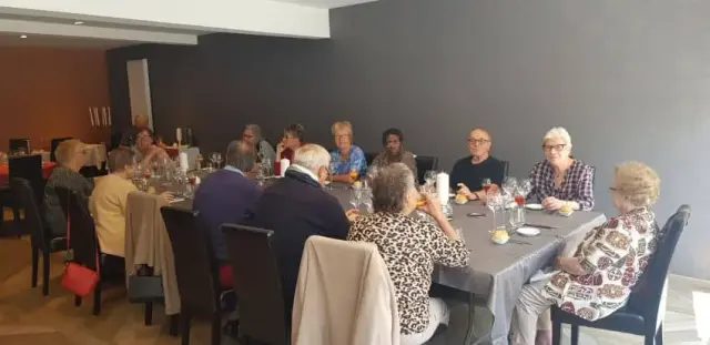 Personnes attablées autour d'une grande table