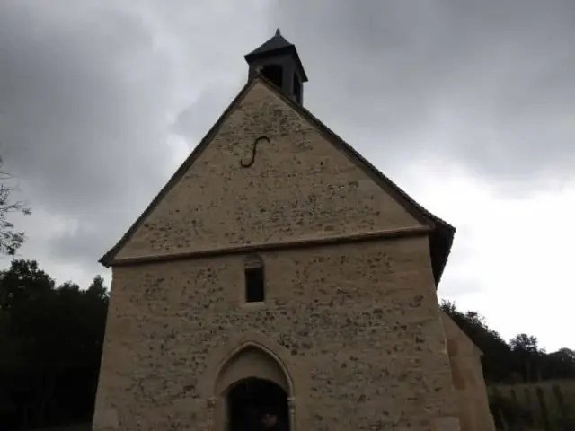 Chapelle en pierre avec clocher