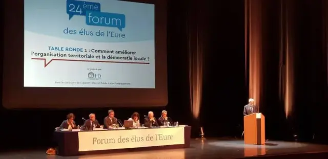 Salle de conférence avec tribune