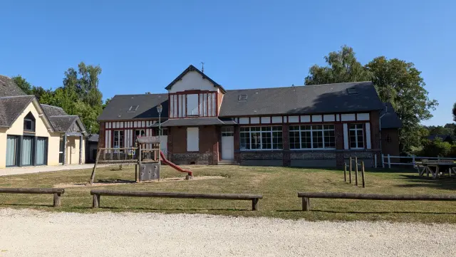 L'école du village et son aire de jeux, vue depuis la cour