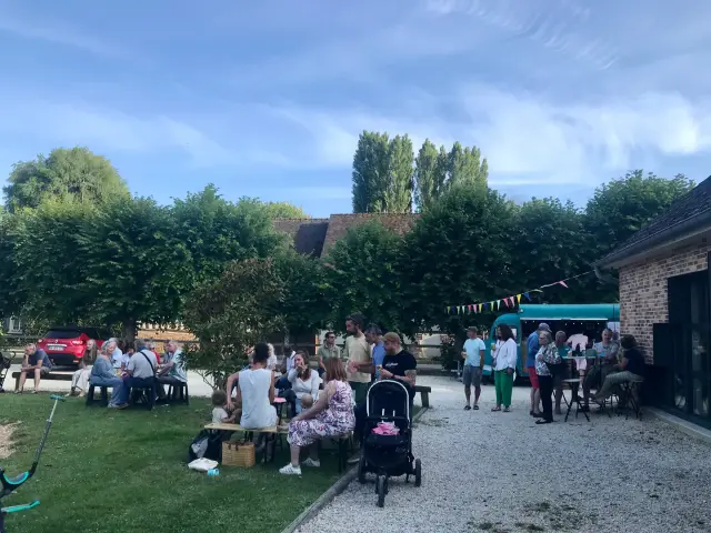 Fête de la Peinture : les tablées dans le jardin en fin de journée