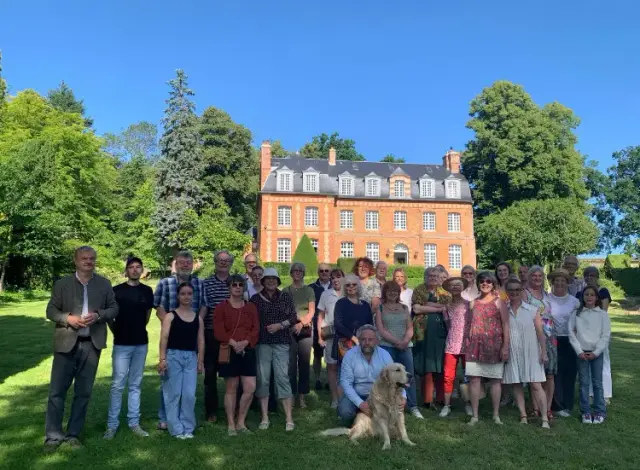 Fête de la Peinture : la photo de groupe des participants devant le château
