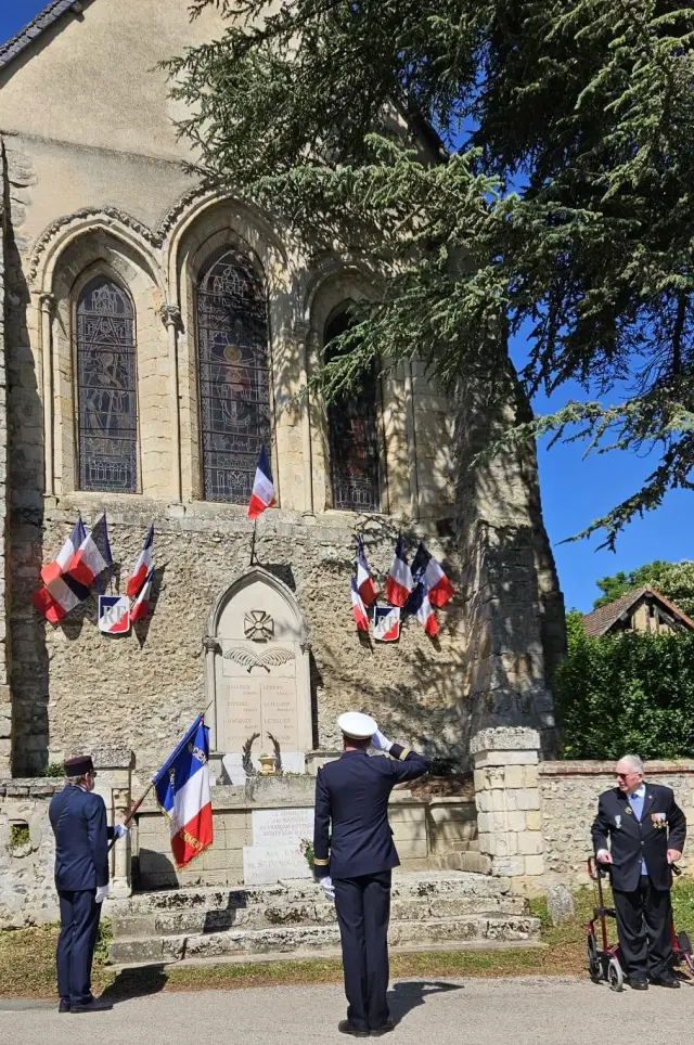 Monument aux morts pavoisé devant l'église