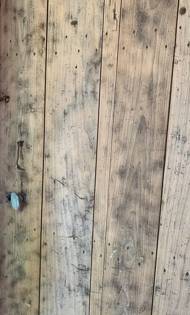 Porte en bois ancienne aux planches patinées