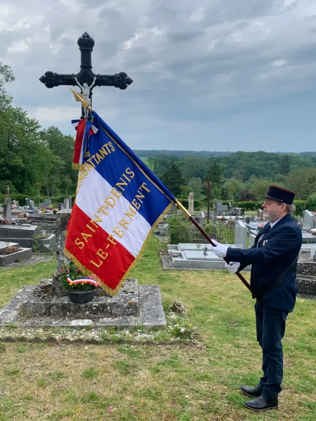 Porte-drapeau devant le calvaire du cimetière